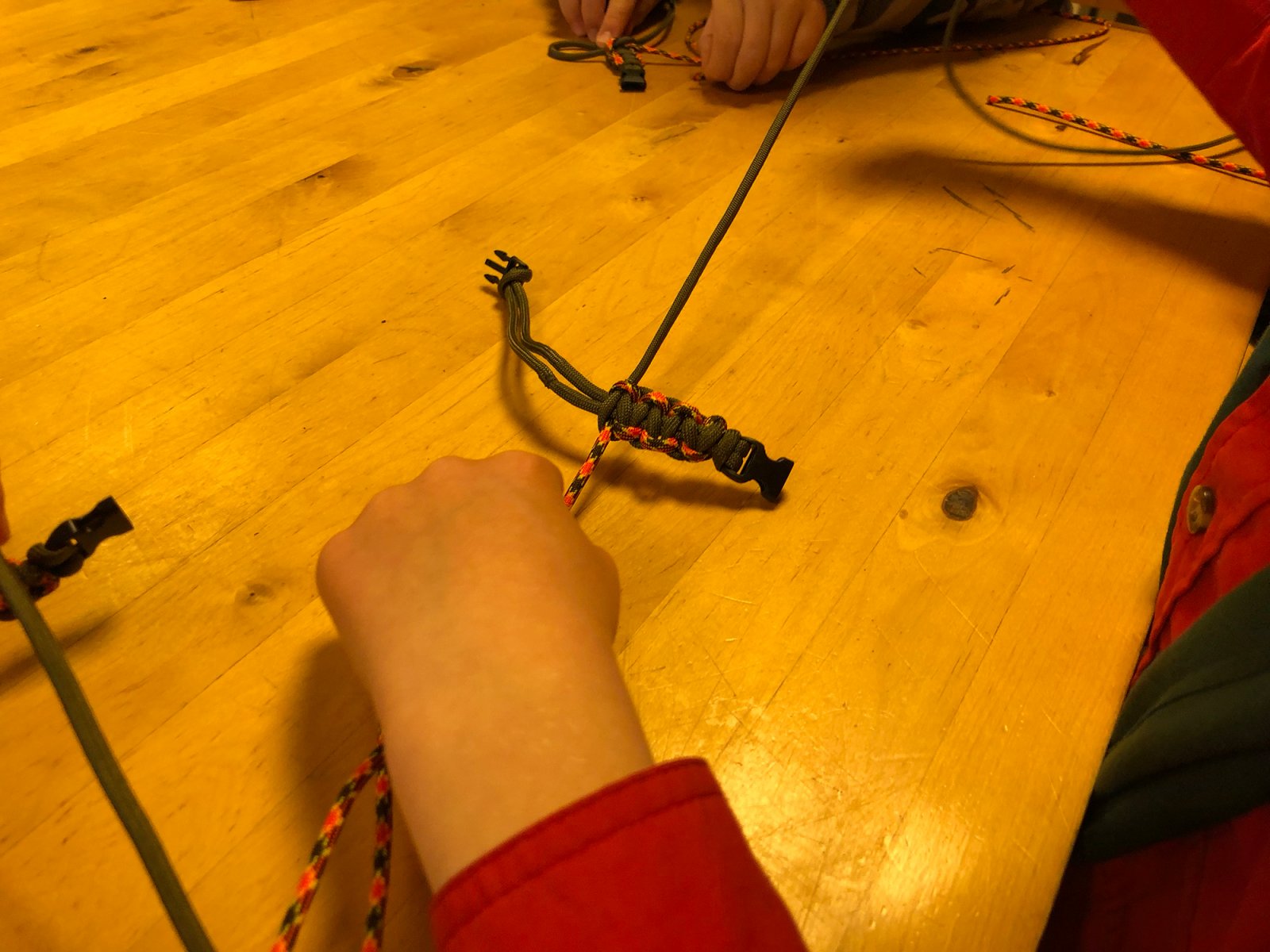 Hjbllanos-bevers-stanleystekker-armband-knopen