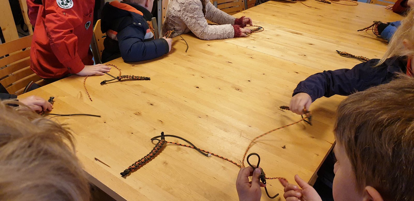 Hjbllanos-bevers-stanleystekker-paracord-knopen