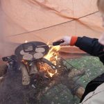 Scouts maken een tafelvuur