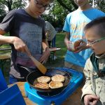 Scouts bereiden maaltijd als voorschot op het kamp