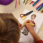 Bevers spelen eigen Hotsjietonia poppenkast